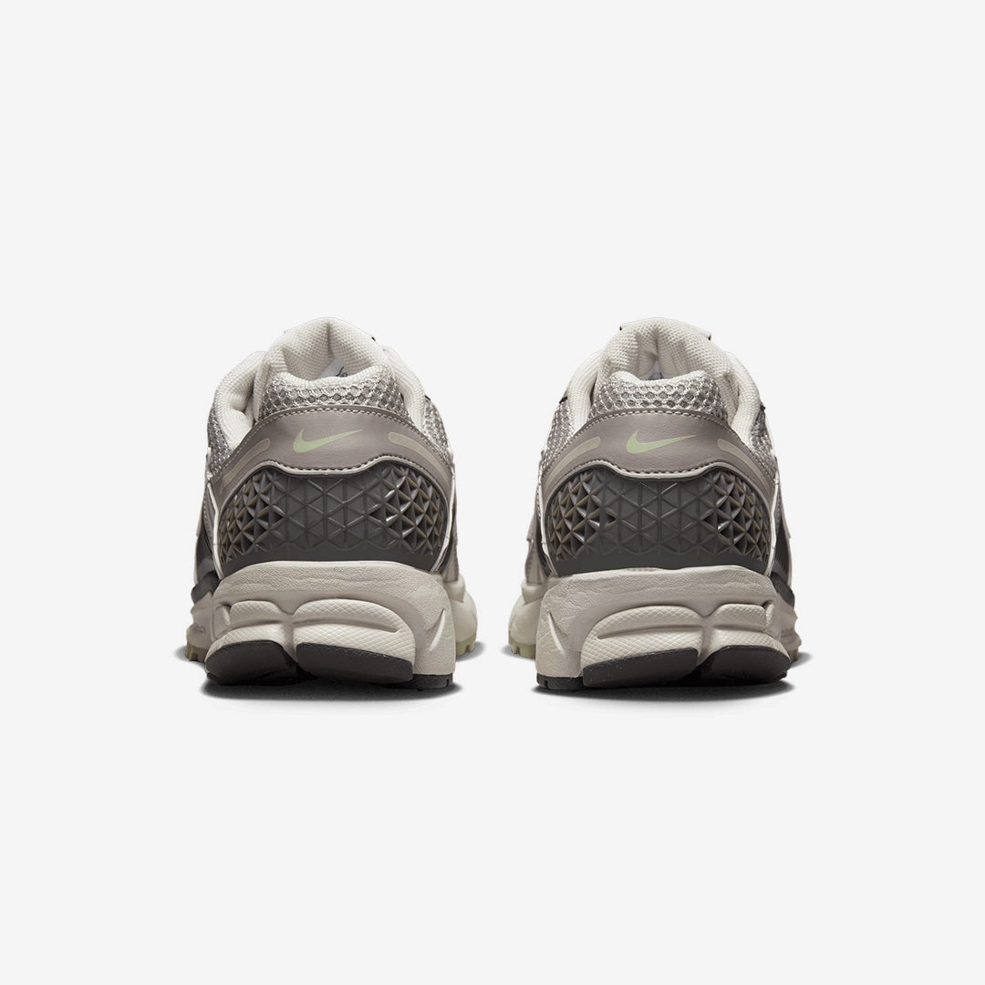 Nike | ZOOM VOMERO 5  { COBBLESTONE/LIGHT BONE-LIGHT BONE