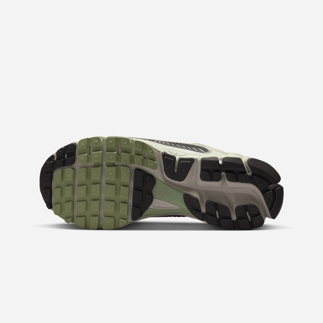 Nike | ZOOM VOMERO 5  { COBBLESTONE/LIGHT BONE-LIGHT BONE