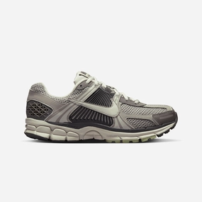 Nike | ZOOM VOMERO 5  { COBBLESTONE/LIGHT BONE-LIGHT BONE