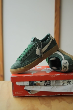 NIKE BLAZER LOW BOOK CHEVY QS TM DARK GREEN/SAIL-GUM YELLOW