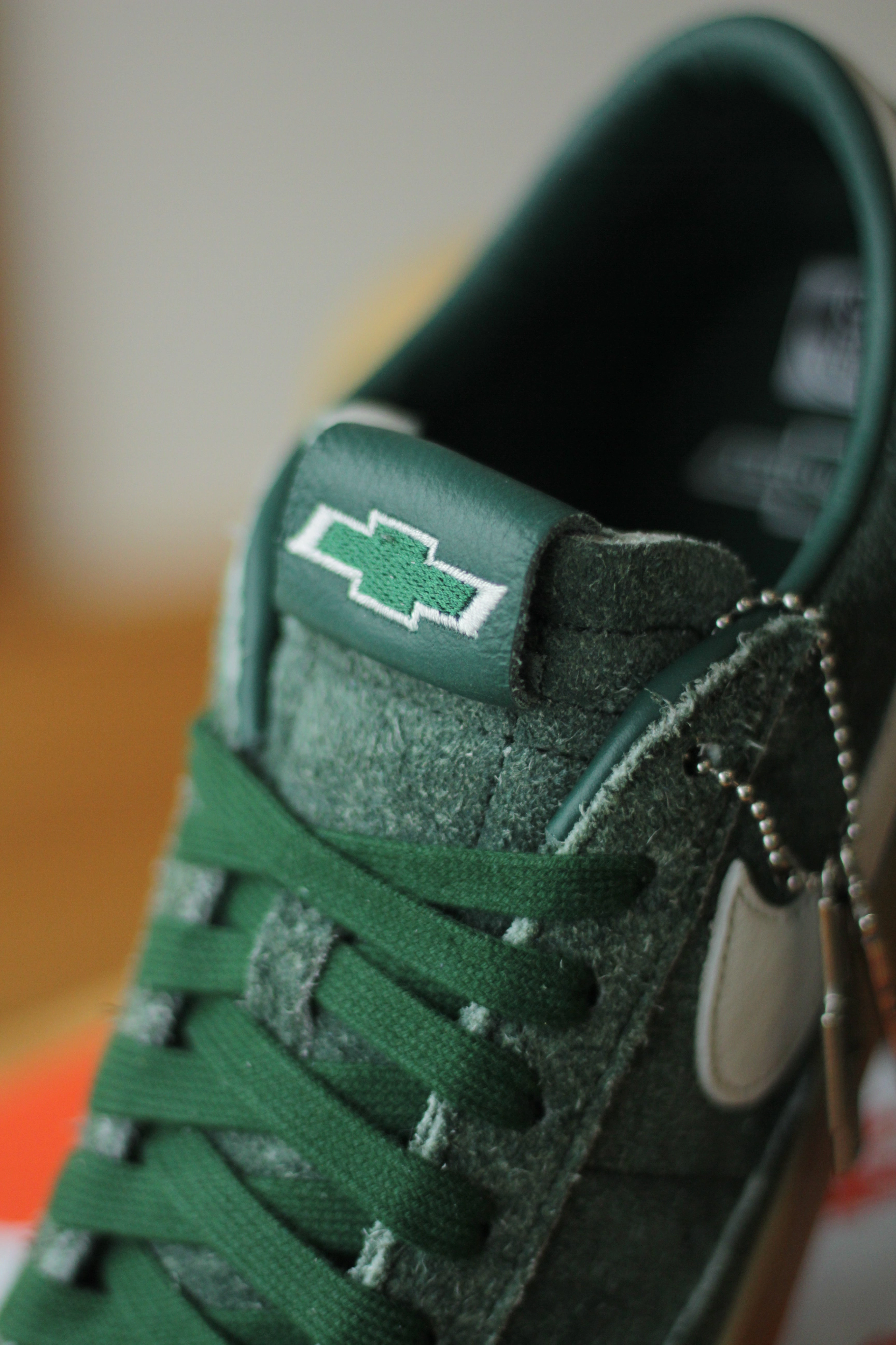 NIKE BLAZER LOW BOOK CHEVY QS TM DARK GREEN/SAIL-GUM YELLOW