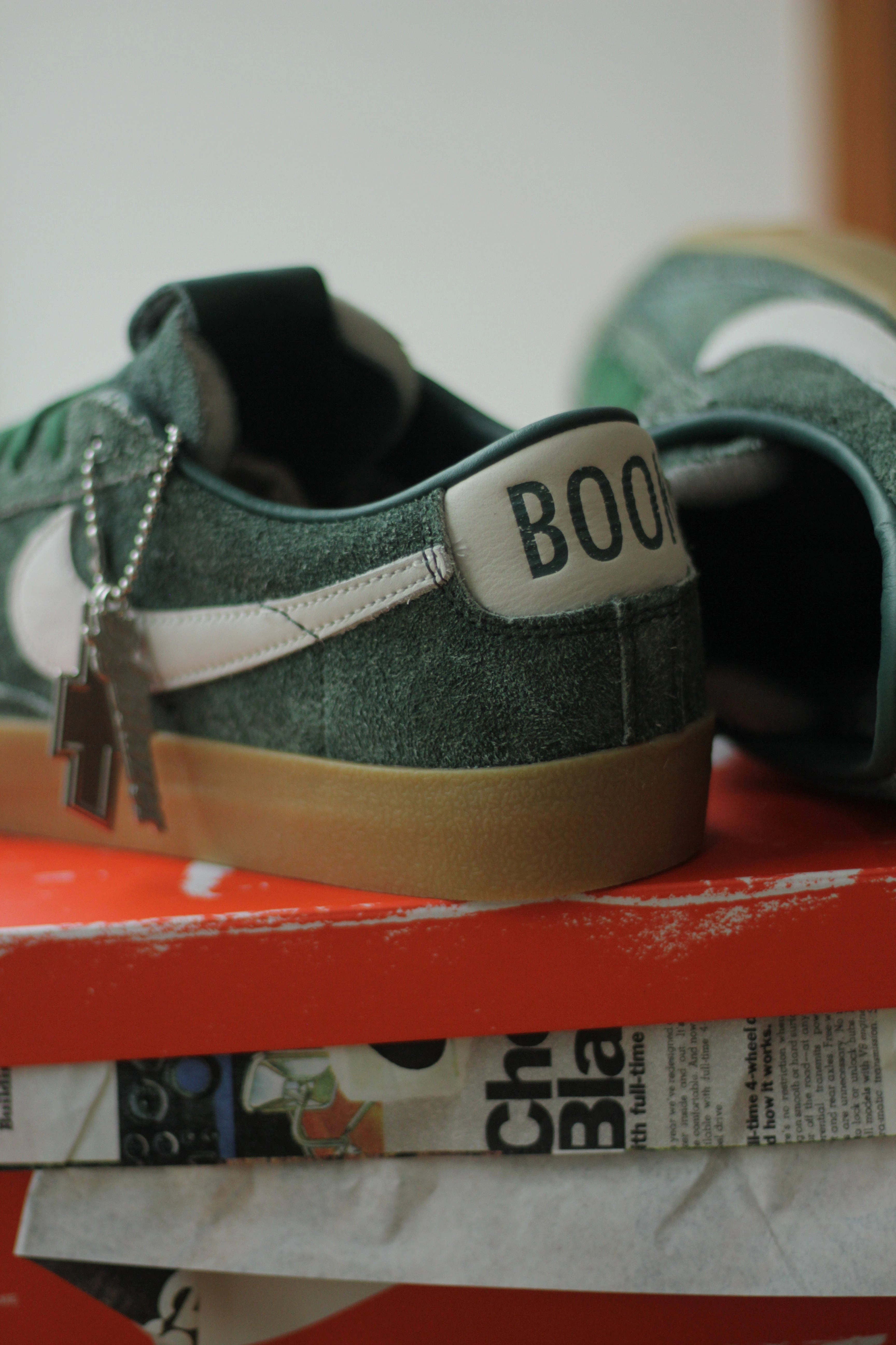 NIKE BLAZER LOW BOOK CHEVY QS TM DARK GREEN/SAIL-GUM YELLOW