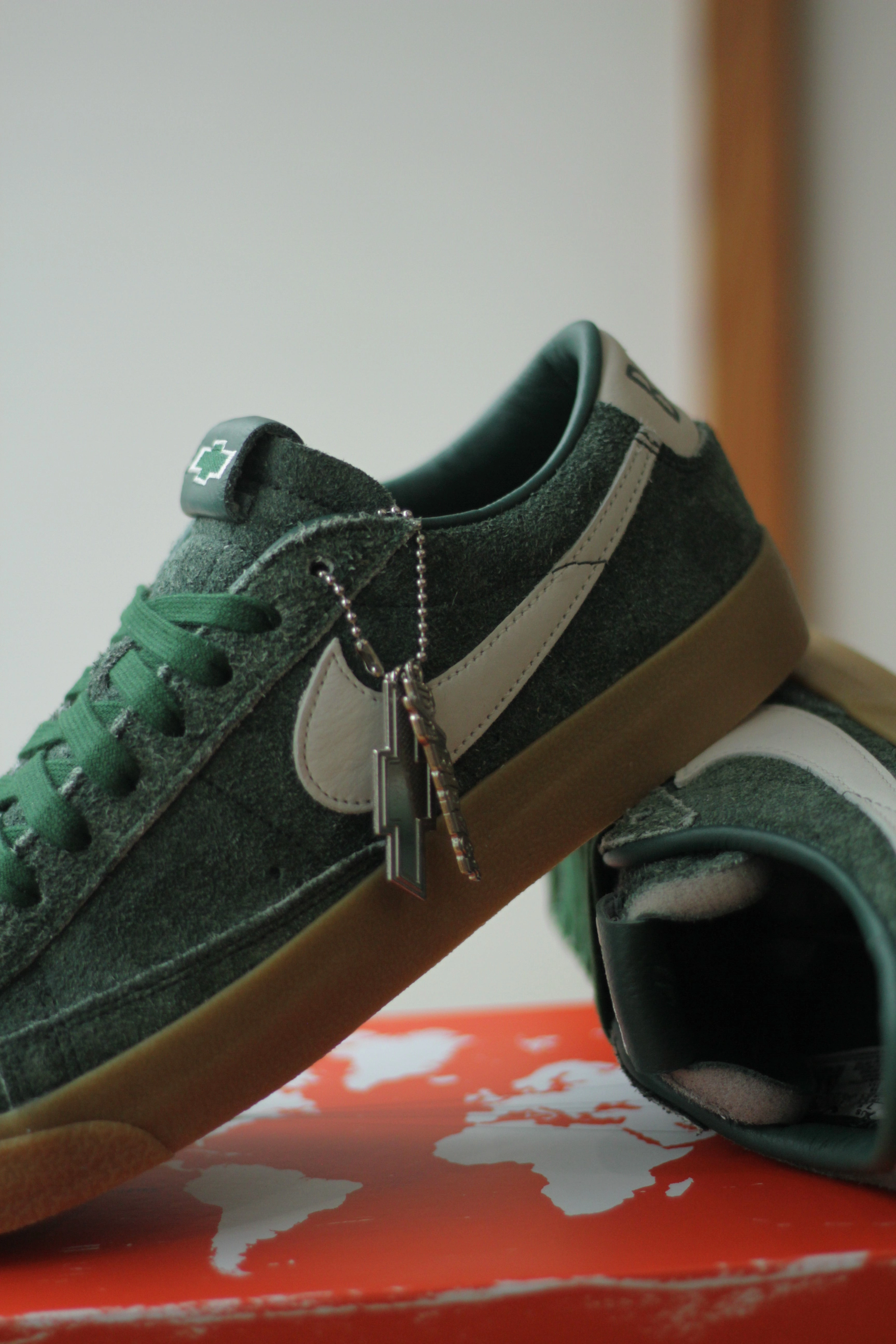 NIKE BLAZER LOW BOOK CHEVY QS TM DARK GREEN/SAIL-GUM YELLOW