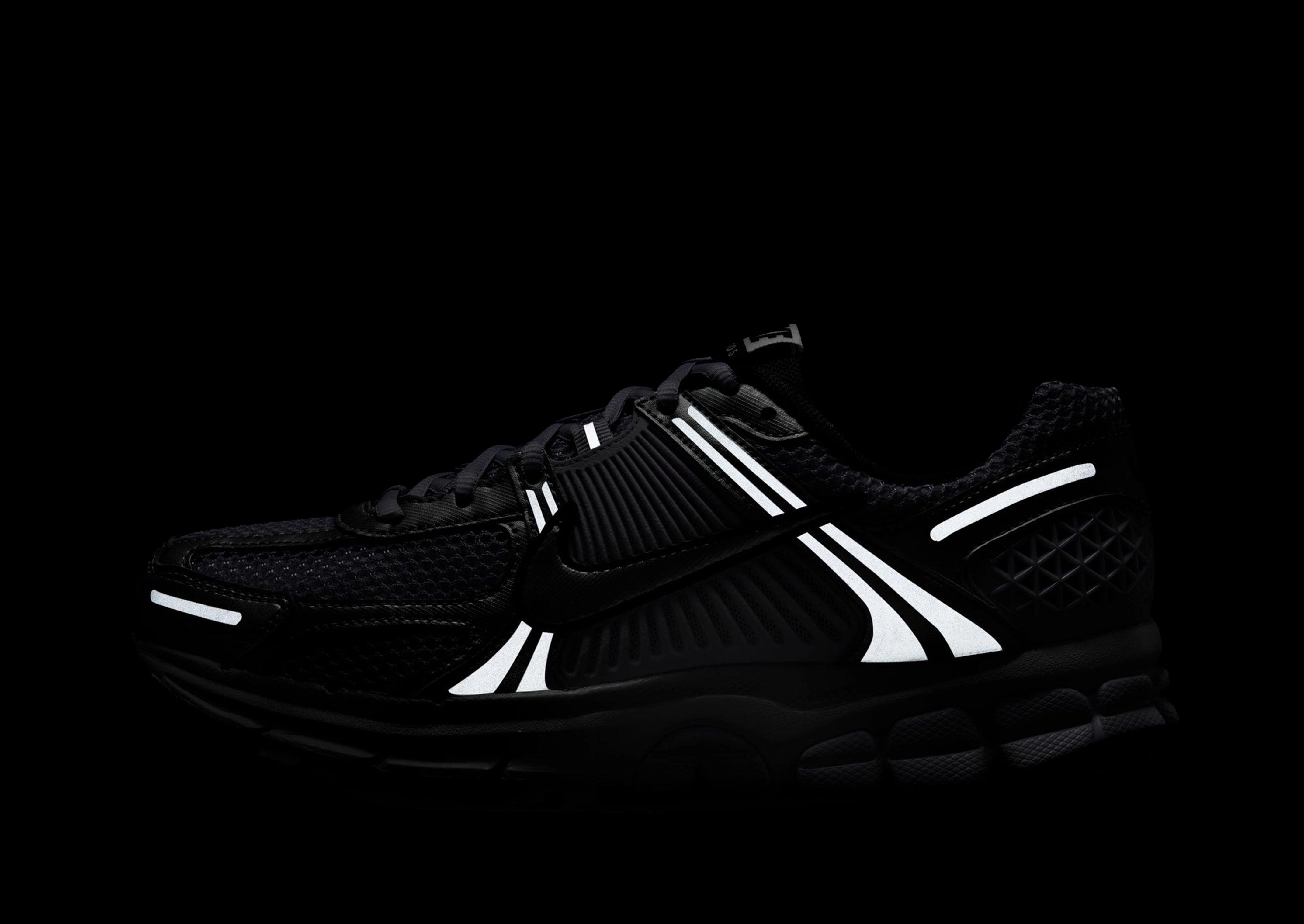 סניקרס Air Zoom Vomero 5 | נשים
